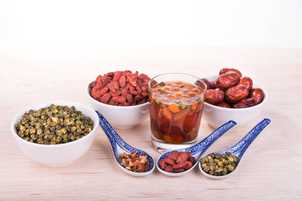 goji wolfberry, chrysanthemum, red dates tea remedy to improve eyesight - berry wolfberry berry fruit chinese medicine imagens e fotografias de stock