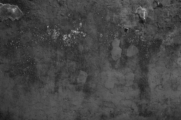 istock Wall fragment with attritions and cracks 664695472