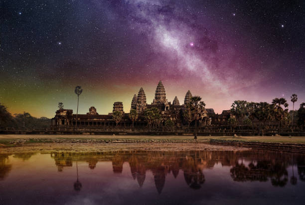 vía láctea sobre el templo de angkor wat - angkor wat buddhism cambodia tourism fotografías e imágenes de stock
