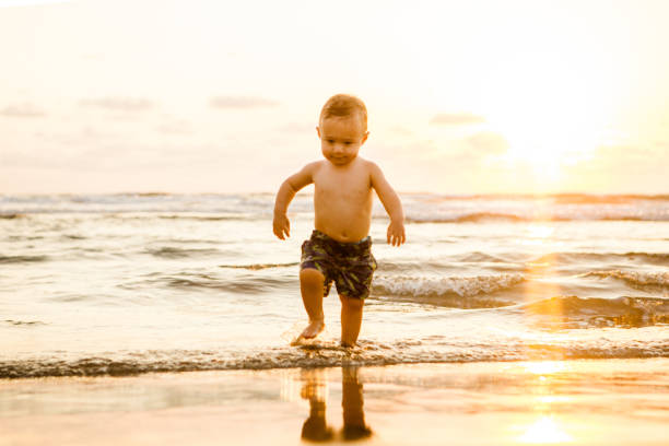 ragazzo in spiaggia - acapulco mexico sunset day foto e immagini stock