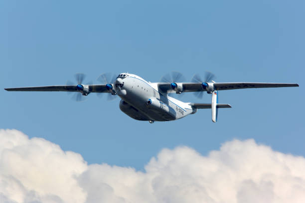 antonov an-22 agência mostrada no aniversário de 100 anos da força aérea russa em zhukovsky. - zhukovsky - fotografias e filmes do acervo