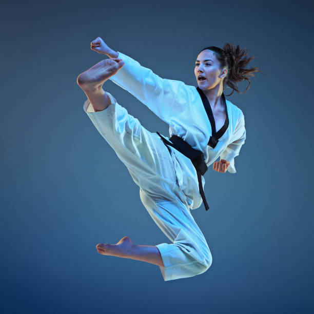 la niña de karate con el cinturón negro - boxing combative sport defending protection fotografías e imágenes de stock