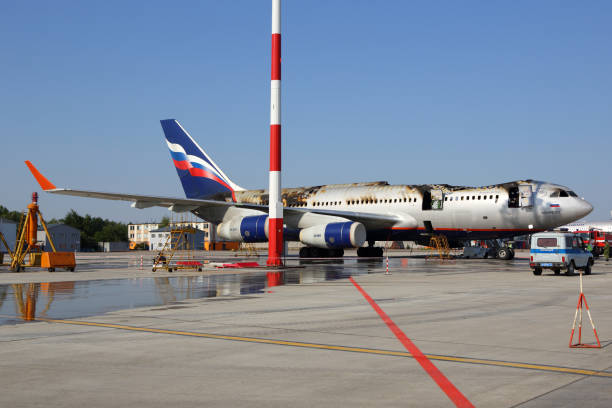 ilyushin il-96-300 se incendió estando en el aeropuerto internacional de sheremetyevo, región de moscú, rusia. - air vehicle airport fire department accident fotografías e imágenes de stock