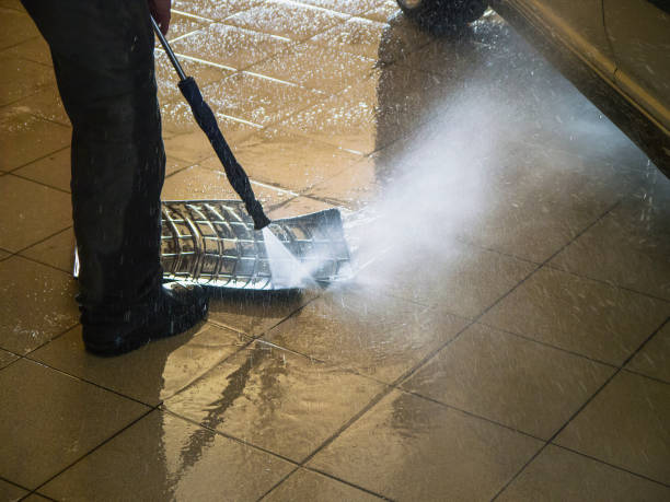 istock Worker washes water jet car mat 664707422