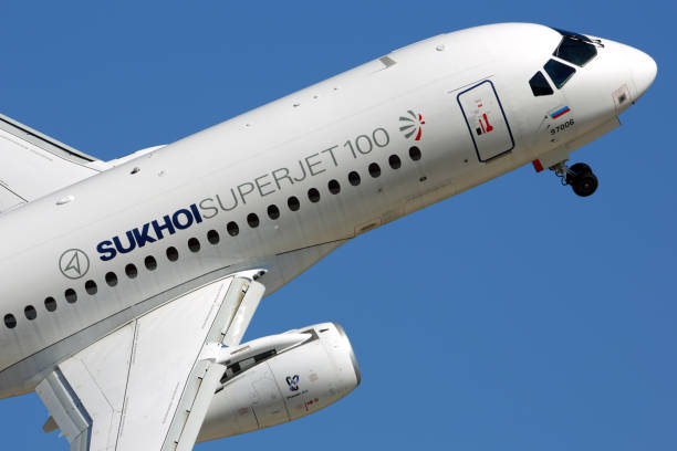 sukhoi superjet 100 défileront des vol de démonstration à zhukovsky au cours du salon aéronautique maks-2015. - zhukovsky photos et images de collection