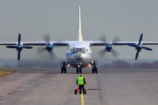 antonov an-12 roulage à joukovski. - zhukovsky photos et images de collection