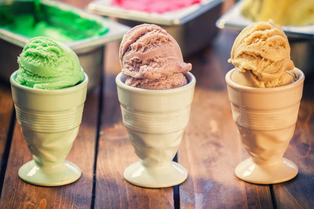 домашнее мороженое - raspberry ice cream close up fruit mint стоковые фото и изображения
