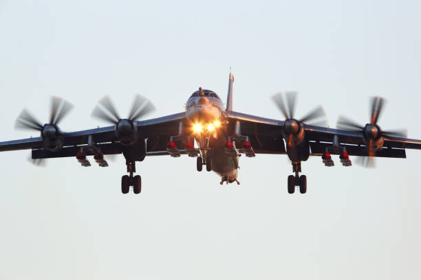 tupolev tu-95msm com oito mísseis de cruzeiro perfoming voo de teste em zhukovsky. - zhukovsky - fotografias e filmes do acervo