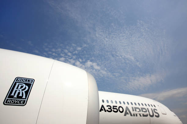 airbus a350 está parado en el aeropuerto internacional de sheremetyevo. - commercial airplane airplane airbus passenger fotografías e imágenes de stock