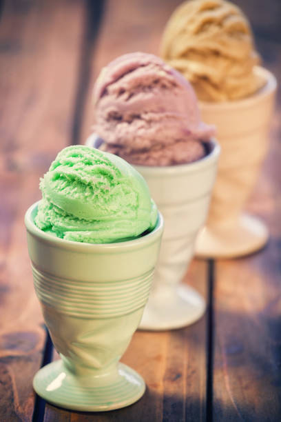 홈메이드 아이스크림 - raspberry ice cream close up fruit mint 뉴스 사진 이미지