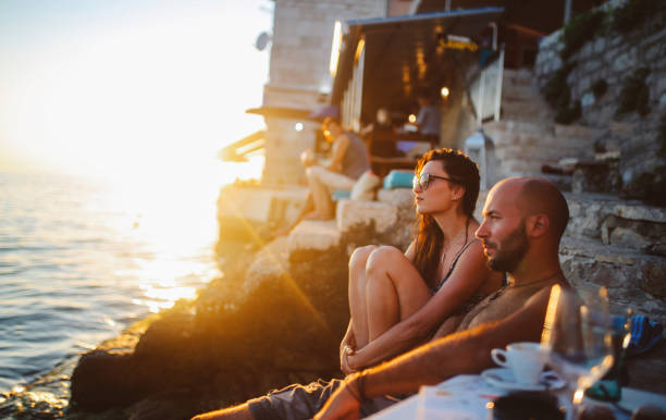 unga människor njuter av sommaren vid havet - dinner croatia bildbanksfoton och bilder