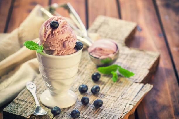 sorvete de mirtilo caseiro doce - raspberry ice cream close up fruit mint - fotografias e filmes do acervo