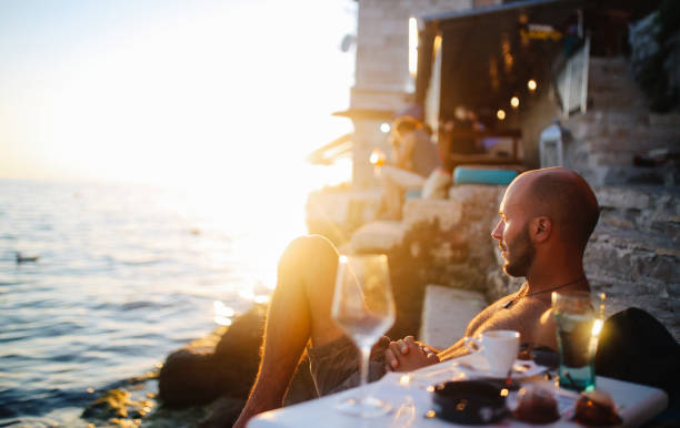 ung man njuter av sommaren vid havet - dinner croatia bildbanksfoton och bilder