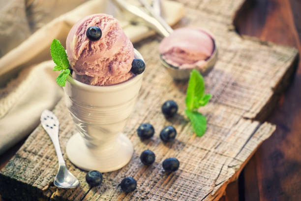 сладкое домашнее мороженое из черники - raspberry ice cream close up fruit mint стоковые фото и изображения