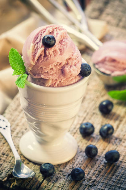 сладкое домашнее мороженое из черники - raspberry ice cream close up fruit mint стоковые фото и изображения