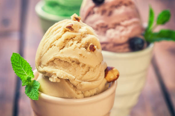 helado casero - ice cream raspberry ice cream fruit mint fotografías e imágenes de stock