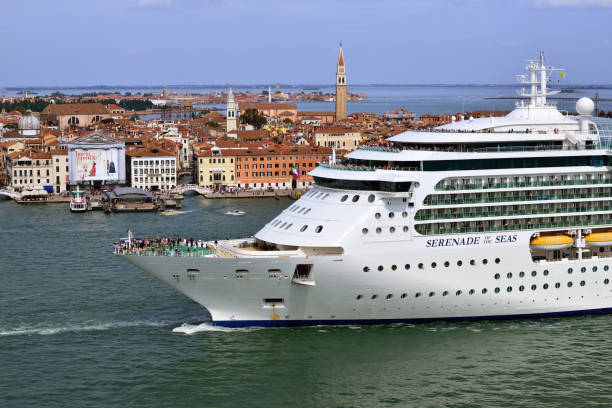 venezia, nave da crociera - canal sea journey romance foto e immagini stock