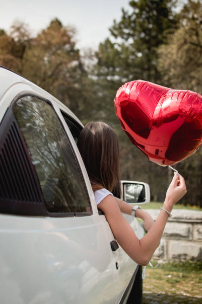 mujer agarrando globo - valentines day teenager passion romance fotografías e imágenes de stock