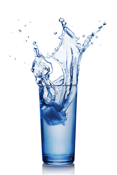 presentación en vaso de agua azul con cubo de hielo - water flowing water pouring ice fotografías e imágenes de stock