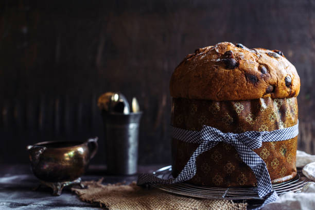 istock Sweet Italian panettone cake 664770932