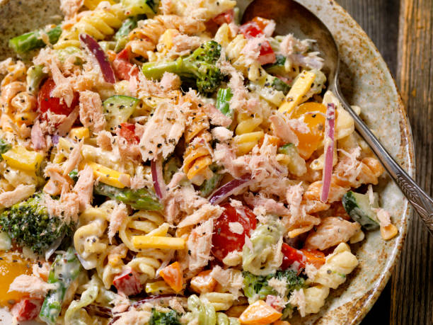 クリーミーなツナ パスタと野菜のサラダ - pasta directly above fusilli food ストックフォトと画像