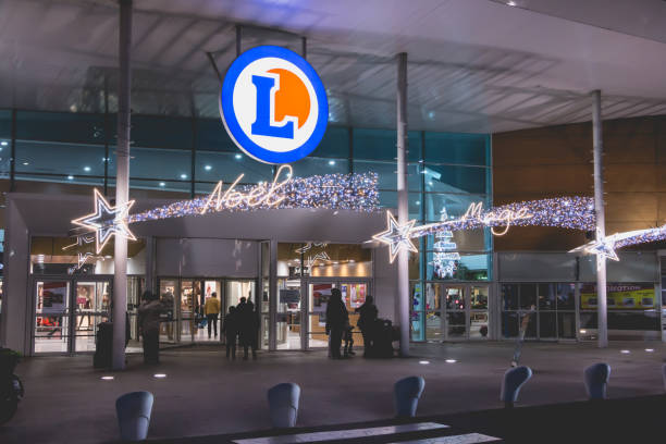 entrance of a store "leclerc", one of the biggest chain of supermarket in france - 10 secunda ou maior imagens e fotografias de stock