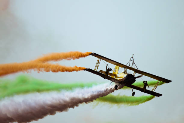 푸른 하늘에 인도 국기 개 엽 흡연 - biplane airshow airplane performance 뉴스 사진 이미지