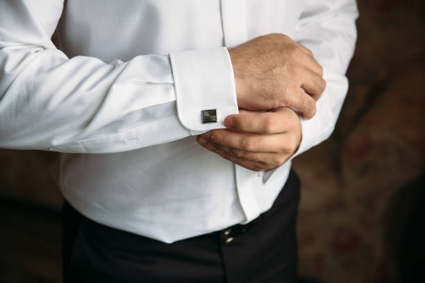 джентльмены руки с запонками. концепция делового платья - cuff link suit men wedding стоковые фото и изображения