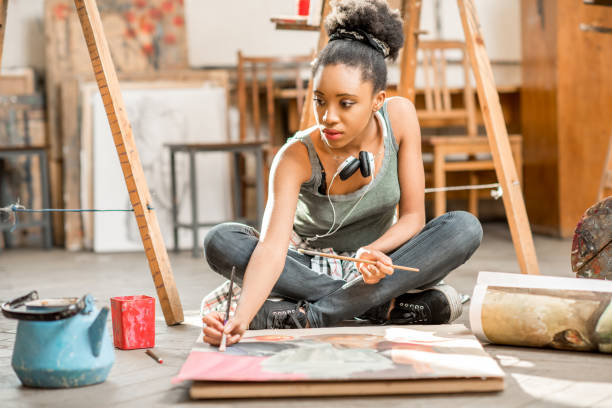 étudiants créatifs peinture à l’université - artiste photos et images de collection