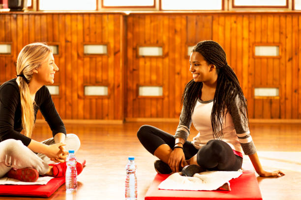 2人のスポーツの女の子がジムで楽しんでいます。 - relaxation exercise exercising people group of people ストックフォトと画像