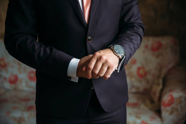 руки мужчин с запонками и часами. элегантный джентльменский ткани. концепция делового платья - cuff link suit men wedding стоковые фото и изображения