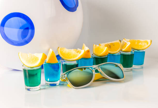очки с синим и зеленым камикадзе, гламурные напитки, смешанный напиток, налитый в очки, солнцезащитные очки - kamikaze cocktail drink lemon стоковые фото и изображения