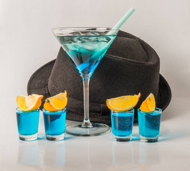 красочный напиток в бокале мартини, сине-зеленая комбинация, четыре напитка в стакане - kamikaze cocktail drink lemon стоковые фото и изображения