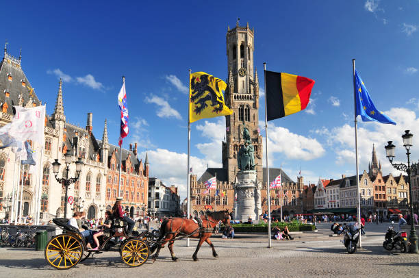 историческая колокольня и центральная площадь города в старом средневековом старом городе брюгге (брюгге) бельгия. - belfort стоковые фото и изображения