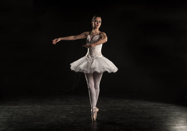 bailarina en el escenario - ballet dress studio shot costume fotografías e imágenes de stock