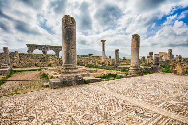 volubilis rzymskie stare miasto - roman column arch pedestrian walkway zdjęcia i obrazy z banku zdjęć
