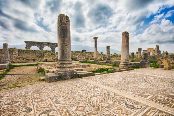 волубилис римский старый город - roman column arch pedestrian walkway стоковые фото и изображения