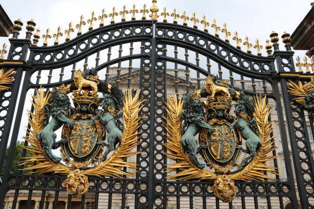 gate to buckingham palace in london, united kingdom - prince philip imagens e fotografias de stock