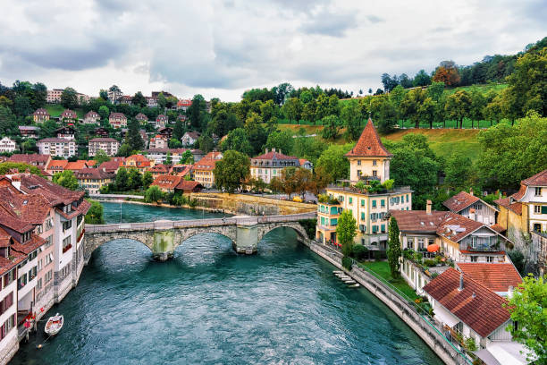 unterbrucke brücke über den fluss aare und alten häusern in bern, schweiz. blick von nydeggbrucke brücke - nydeggbrucke stock-fotos und bilder