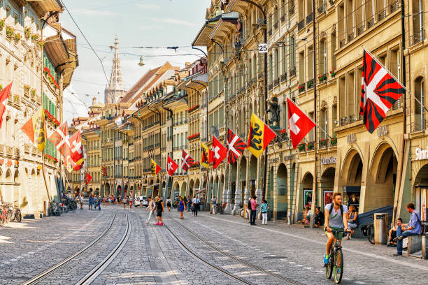 menschen an der marktgasse street in altstadt zentrum von bern, bern-mittelland, schweiz - mittelland stock-fotos und bilder