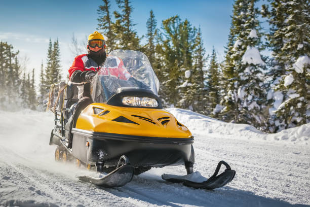 вождение на снегоходе - snowmobiling adventure snow travel стоковые фото и изображения