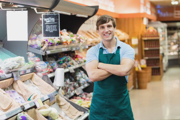 портрет человека бакалейщик улыбается - grocer стоковые фото и изображения