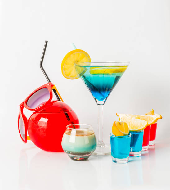 красочный напиток в бокале мартини, сине-зеленая комбинация, четыре напитка в стакане, набор напитков - kamikaze cocktail drink lemon стоковые фото и изображения