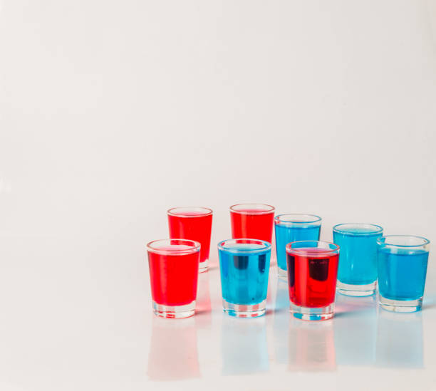 очки с синим и красным камикадзе, гламурные напитки, смешанный напиток, налитый в стаканы - kamikaze cocktail drink lemon стоковые фото и изображения