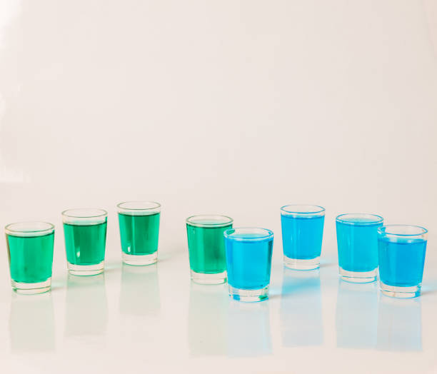 очки с синим и зеленым камикадзе, гламурные напитки, смешанный напиток, налитый в стаканы - kamikaze cocktail drink lemon стоковые фото и изображения