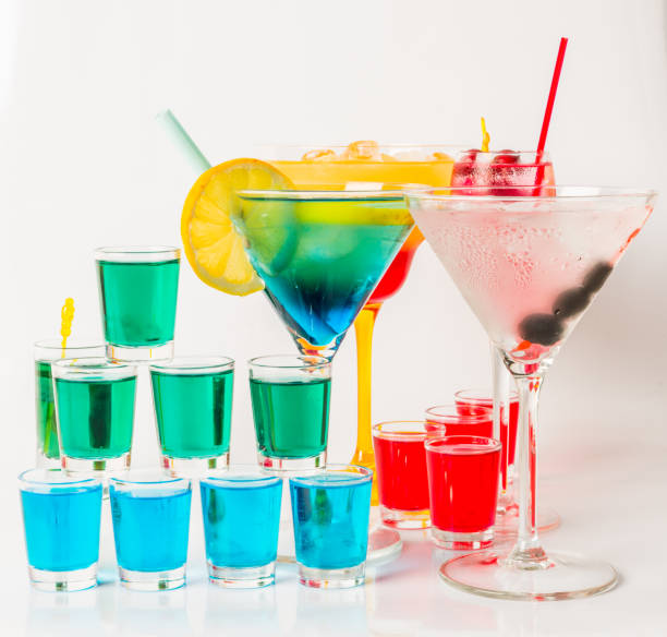 набор цветного напитка, различные формы стаканов, набор напитков - kamikaze cocktail drink lemon стоковые фото и изображения