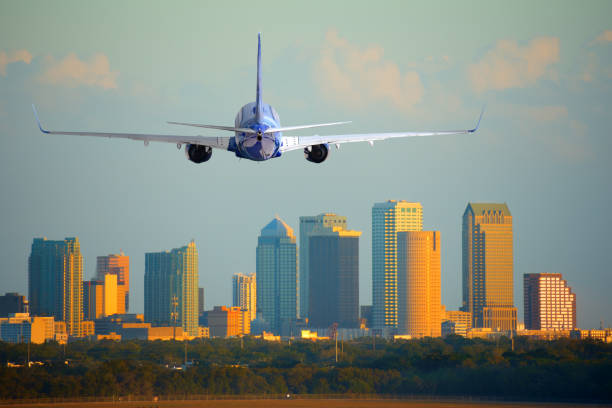 ジェット旅客機の旅客機到着または夕日や日の出、フロリダ州のタンパ国際空港を出発 - landing sunset airplane flying ストックフォトと画像