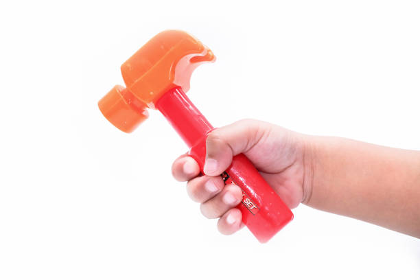 mano de los niños sosteniendo un martillo de juguete aislado sobre fondo blanco - hammer isolated human arm holding fotografías e imágenes de stock