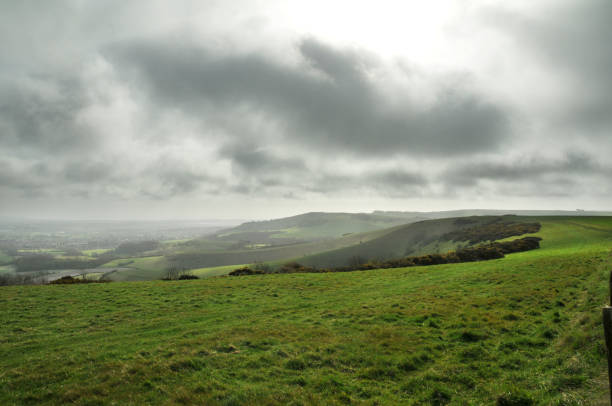 park narodowy south downs w east sussex - dirt road national park south downs footpath zdjęcia i obrazy z banku zdjęć