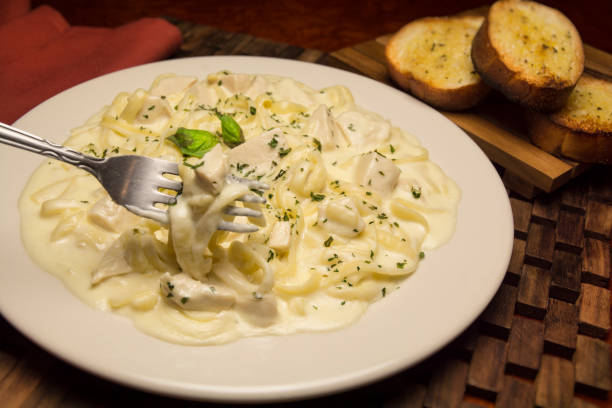 ニンニク パン ディナー fettuchini アルフレド - fettuccine alfredo ストックフォトと画像